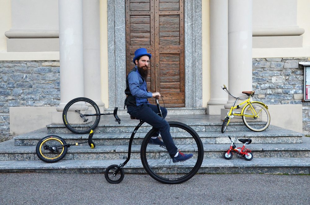 artisti in bicicletta