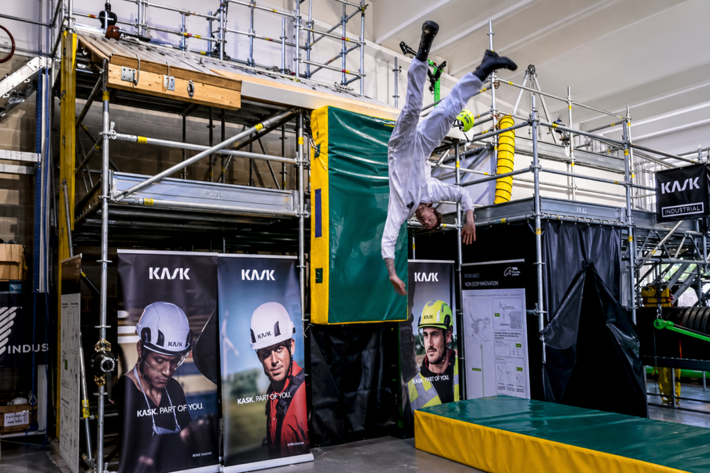 Stuntman simula una caduta da scala durante Be Safe, Be a Hero, giornata sulla sicurezza sul lavoro a BAM – Biblioteca degli Alberi Milano